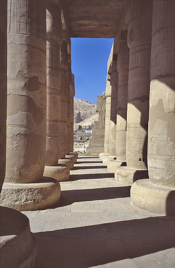 egyp10_25 ramesseum colonnes.jpg - Thèbes Ouest  Ramesseum Provia 100 F